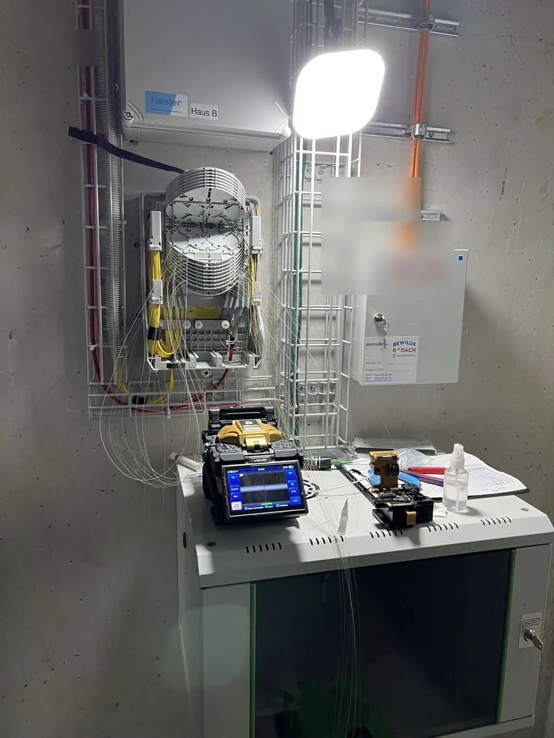 Glasfaser Spleissen – Spleissage épissure fibre optique fiberlan