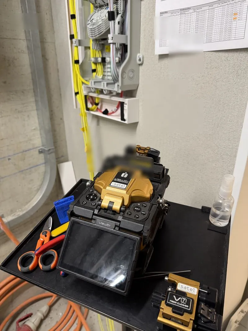 Spleissgerät Glasfaser – Spleisseuse fibre optique en action